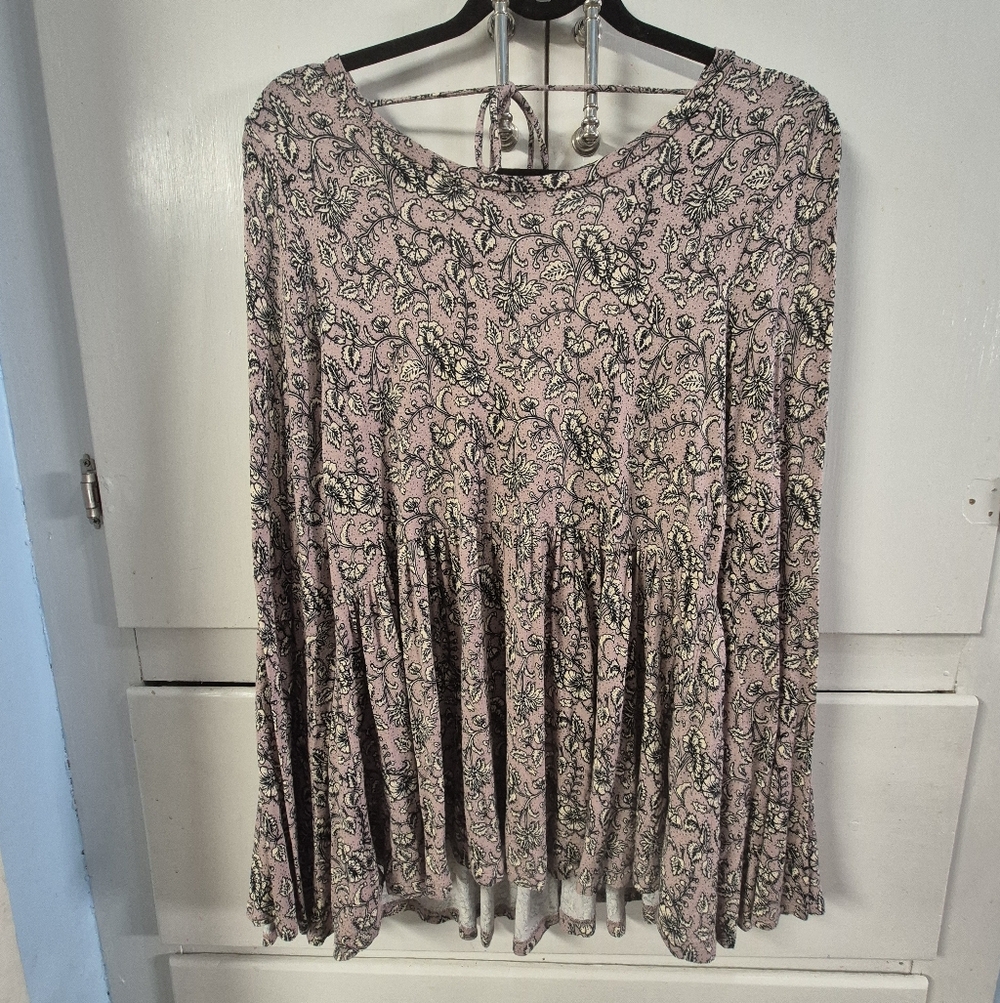 American Eagle Large Floral Top Soft & Sexy Open Back Bell Sleeve Cold Shoulder